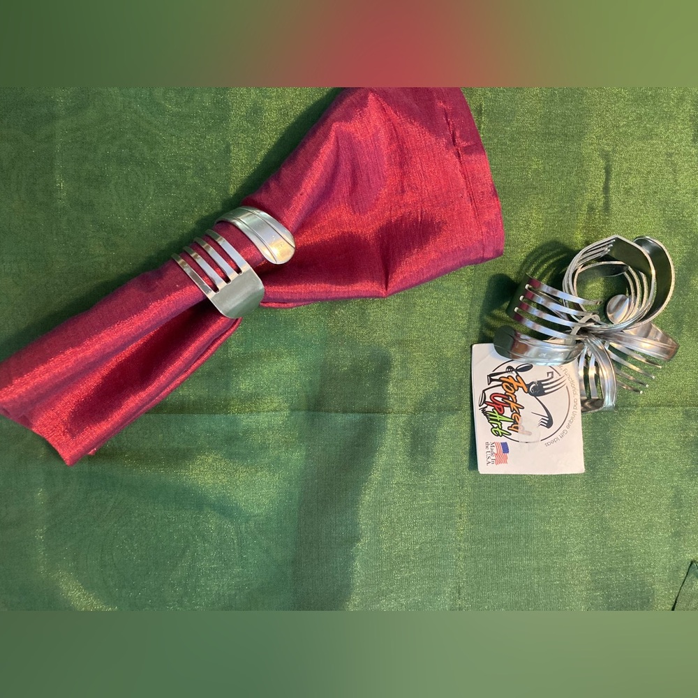 5 Crate&Barrel shimmery napkins w/6 funky bent fork napkin rings